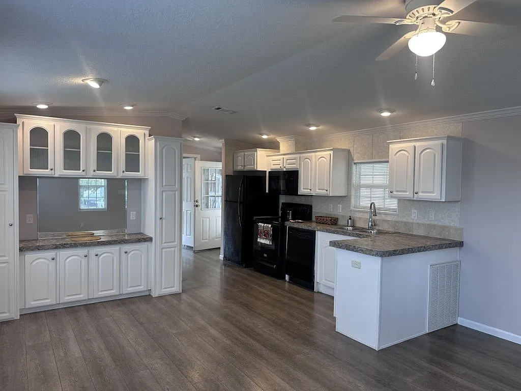 1 bed, 1.0 bath, 736 sqft, $1,399 — Photo 2