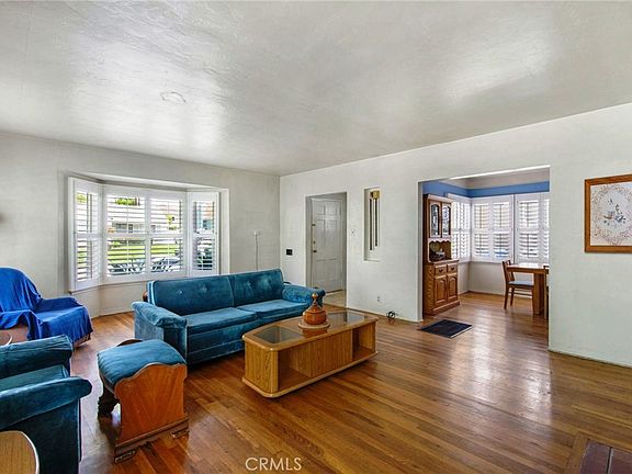 3rd image of 320 W 64th St