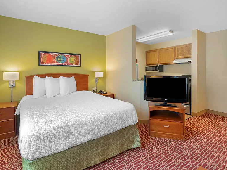 Deluxe Studio - 1 Queen Bed