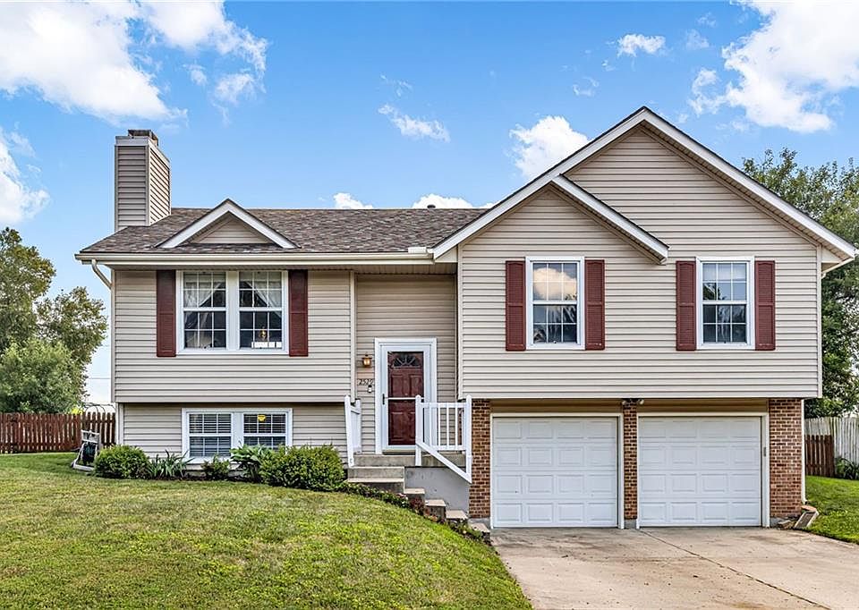 1st image of 2529 SE Winchester Dr