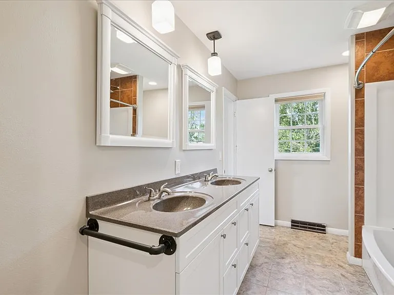 1429 Columbus Dr — Photo 9