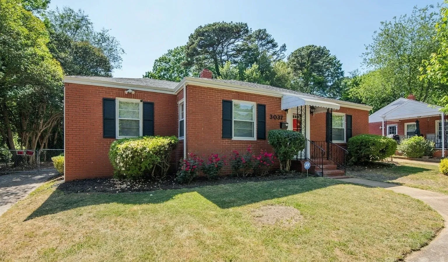 Recently Renovated cozy 3 bedroom 2 bath home near Uptown — Photo 1