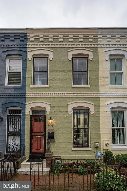 409 D St NE photo 1