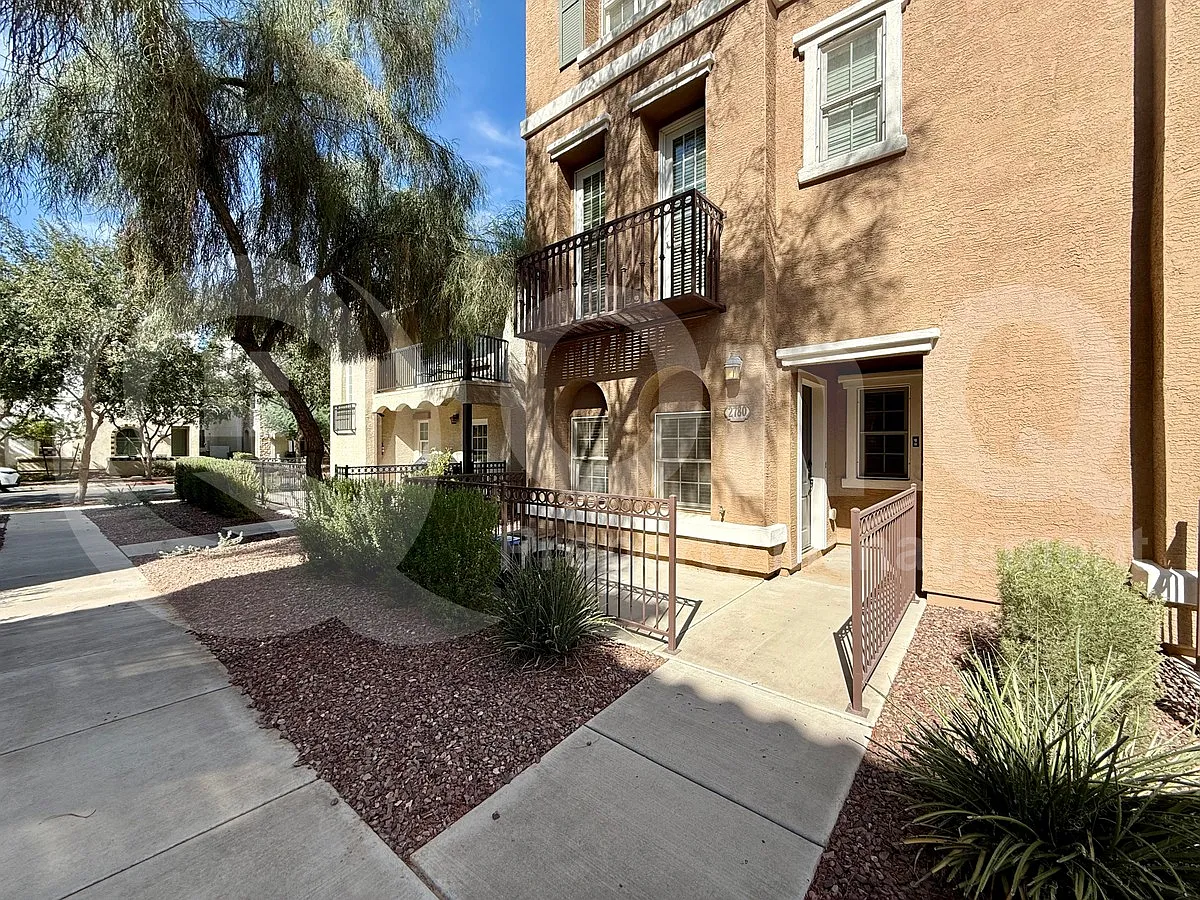 3 bed, 2.5 bath, 2051 sqft, $2,300 — Photo 3