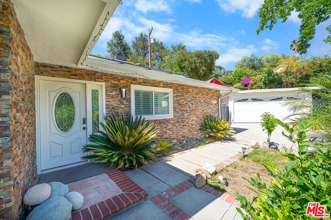 3 bed, 2.0 bath, 1739 sqft, $5,900 — Photo 1