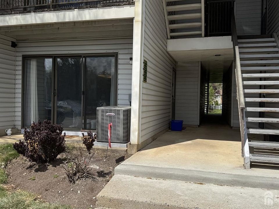 1st image of 366 Lancaster Ct