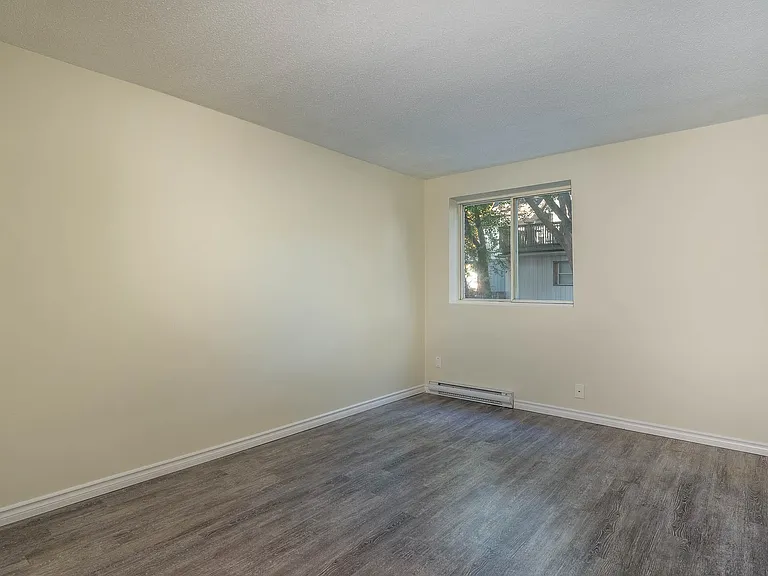230 Forsyth St N — Photo 10