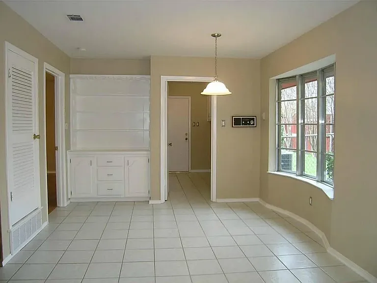 5008 Fall River Dr — Photo 6