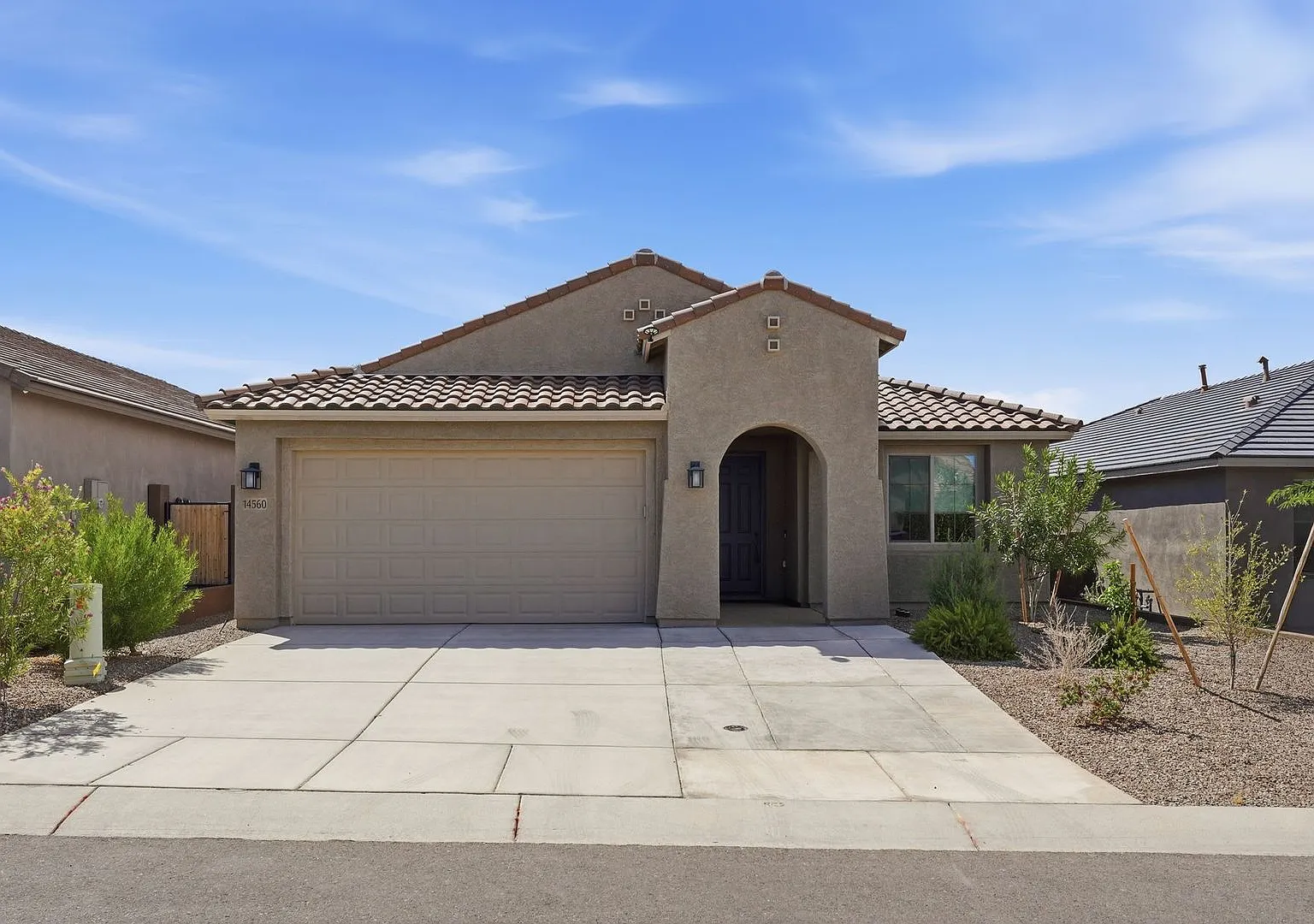 Upscale 4-Bedroom Marana Home Featuring Expansive Kitchen & Covered Patio — Photo 2