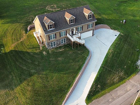 3rd image of 89 Hawks Nest Ln