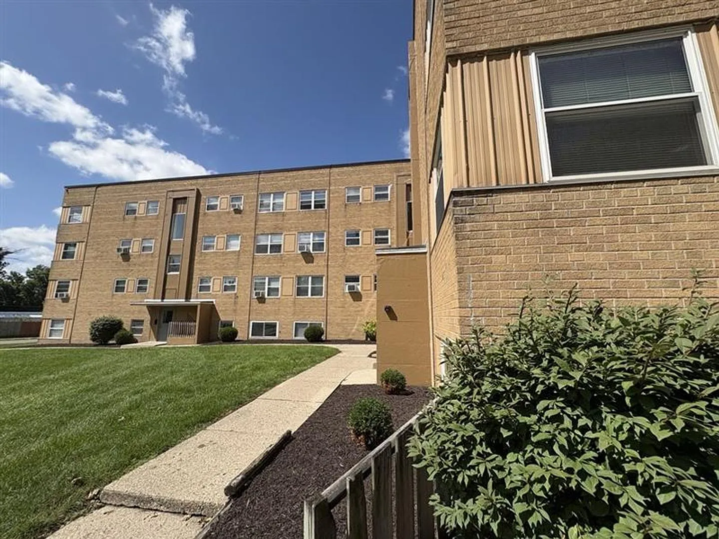 Hoagland Apartments — Photo 3