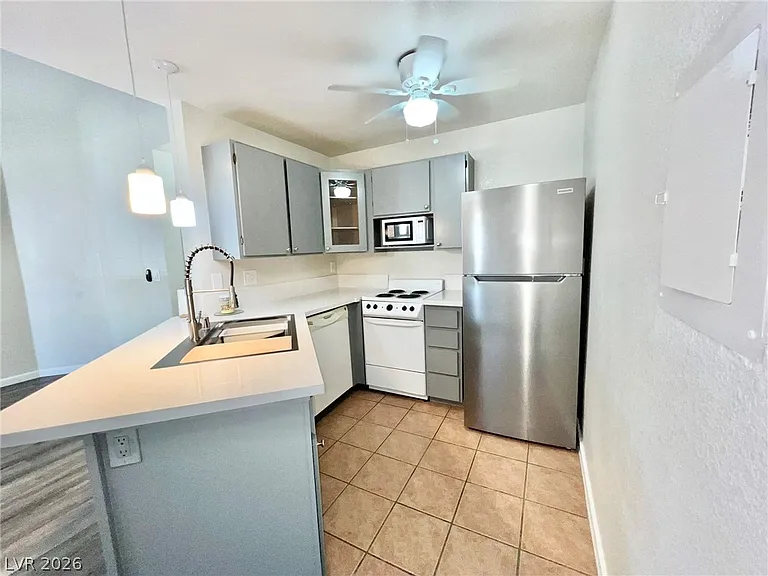 480 Elm Dr #206 — Photo 8