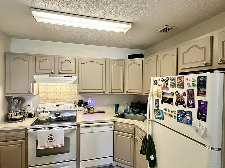 1001 Twin Circle Dr #1001 — Photo 7