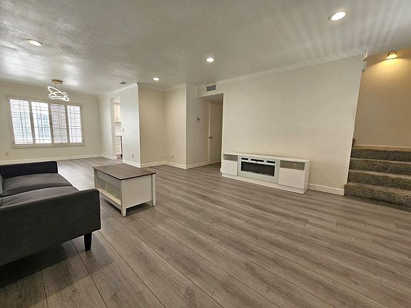 4th image of 154 N Meridith Ave APT 3