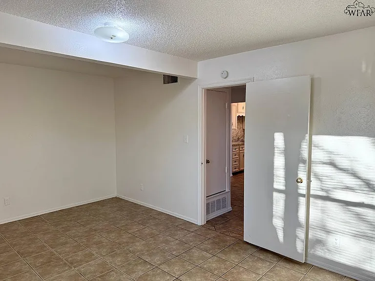 1611 Bell St — Photo 9