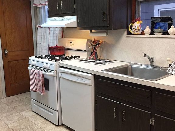 4th image of 383 Pelton Ave