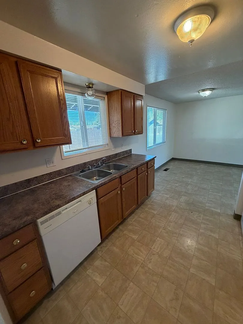 2523 Pine Ln SE — Photo 3