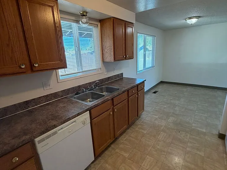 2523 Pine Ln SE — Photo 3