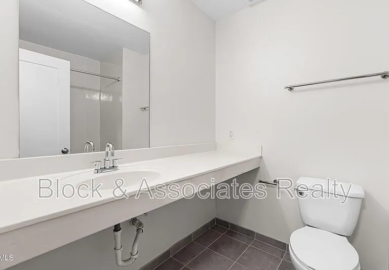 5104 Hollyridge Dr #103 — Photo 12