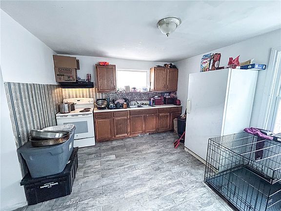4th image of 26 Hertel St