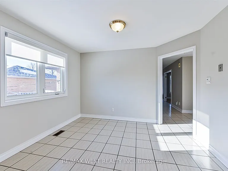 139 Carmen Cres — Photo 8