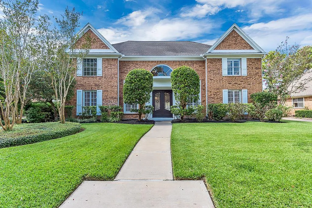 5 bed, 3.5 bath, 5141 sqft, $4,995 — Photo 1
