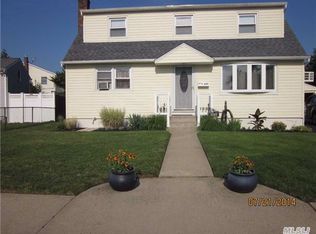 237 Gilling Rd, Seaford, NY 11783