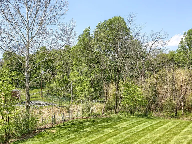 690 Stoverdale Rd — Photo 37
