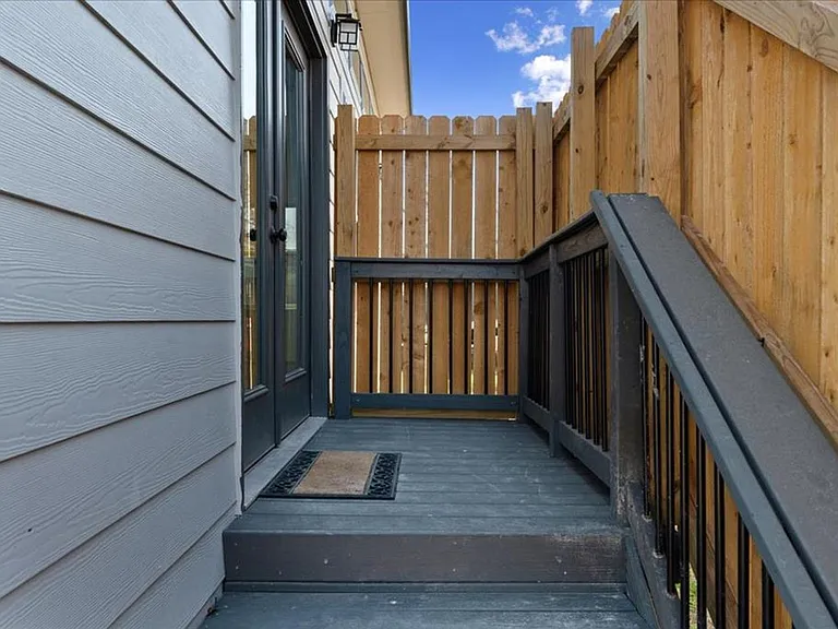 1411 Fairfield Dr — Photo 2