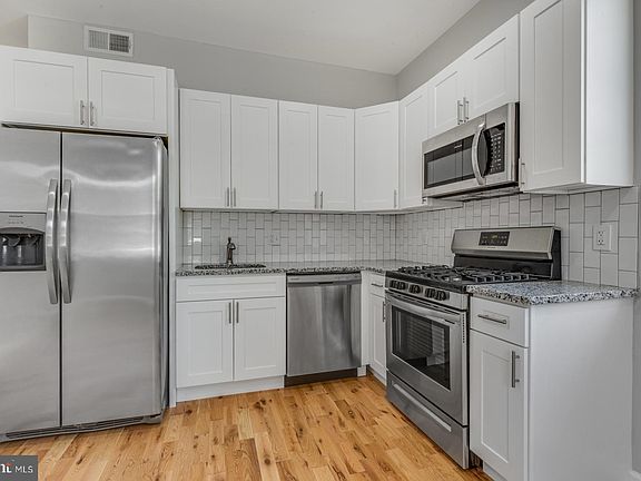 2nd image of 410 Diamond St Floor 1