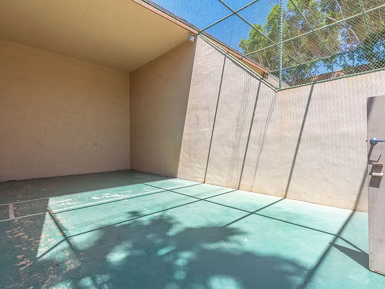 2 racquetball courts