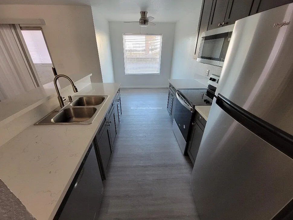 2 bed, 2.0 bath, 915 sqft, $1,050 — Photo 3