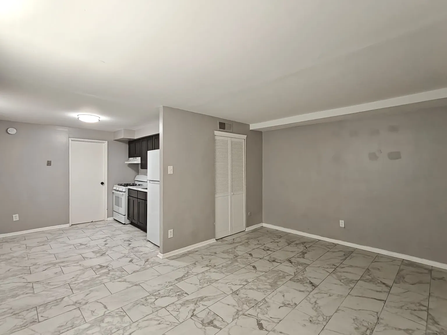 Beautiful Apartment Available Now! — Photo 3