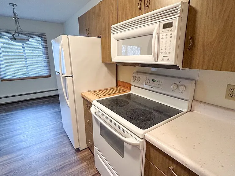 4401 Valley View Rd — Photo 2