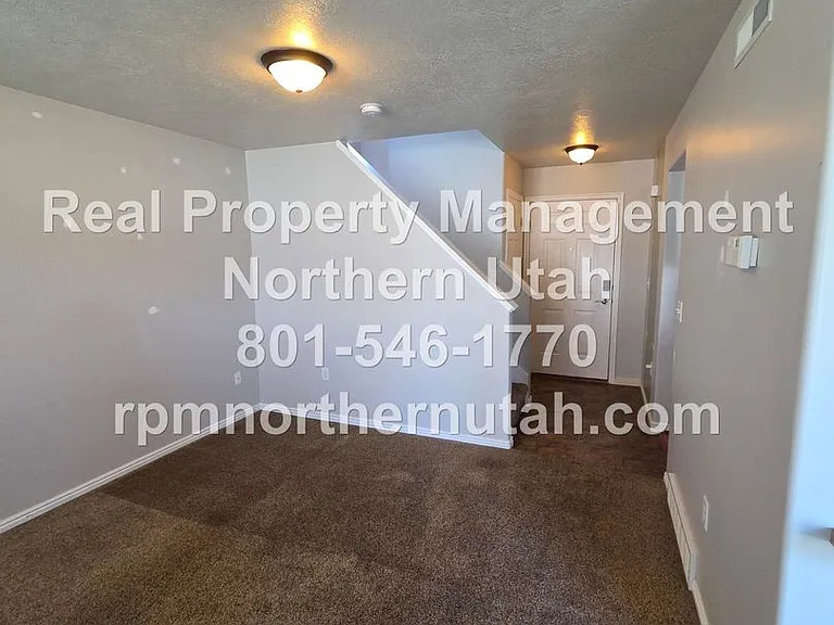 152 W 2525 N — Photo 4