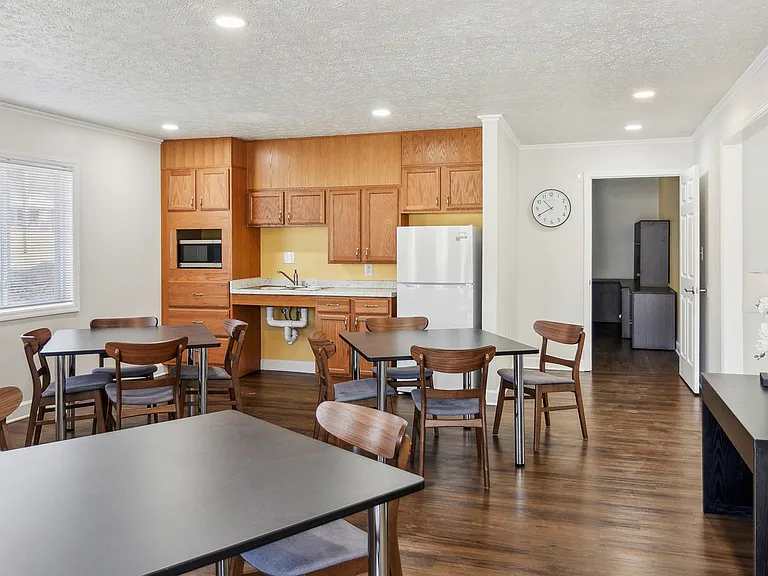 400 Tremont Park Cir — Photo 1