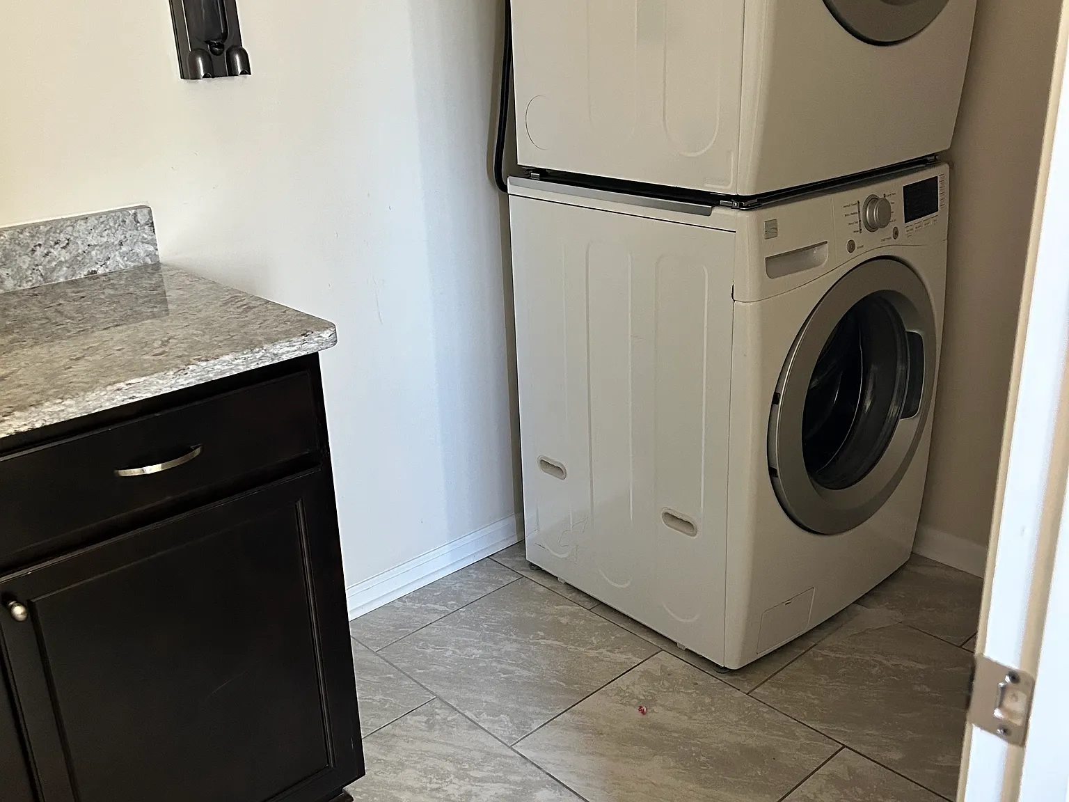 3 bed, 3000 sqft, $2,500 — Photo 2