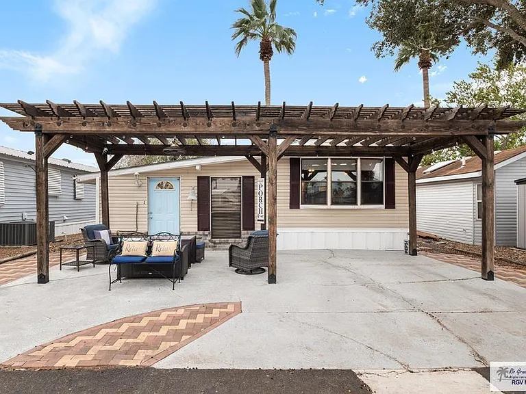 70 Palm Ln — Photo 2