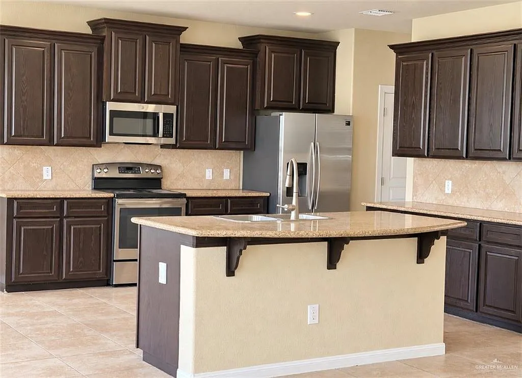 4 bed, 3.5 bath, 3178 sqft, $2,900 — Photo 2