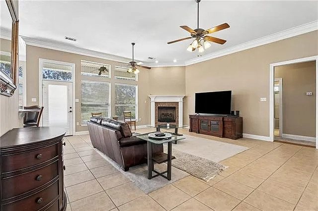 4 bed, 2.5 bath, 2530 sqft, $2,850 — Photo 3