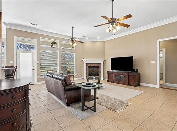 3rd image of 25 Oak Tree Dr