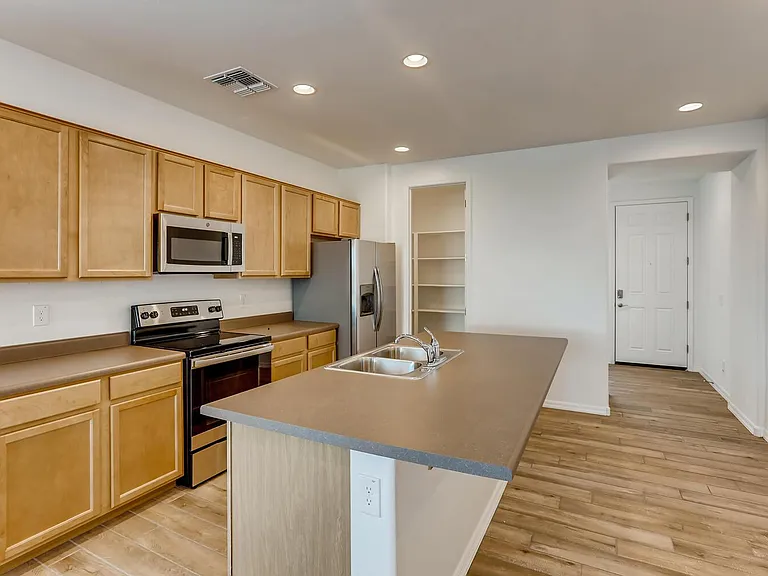 10819 W Lincoln St — Photo 10