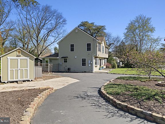 3rd image of 329 Maple Rd