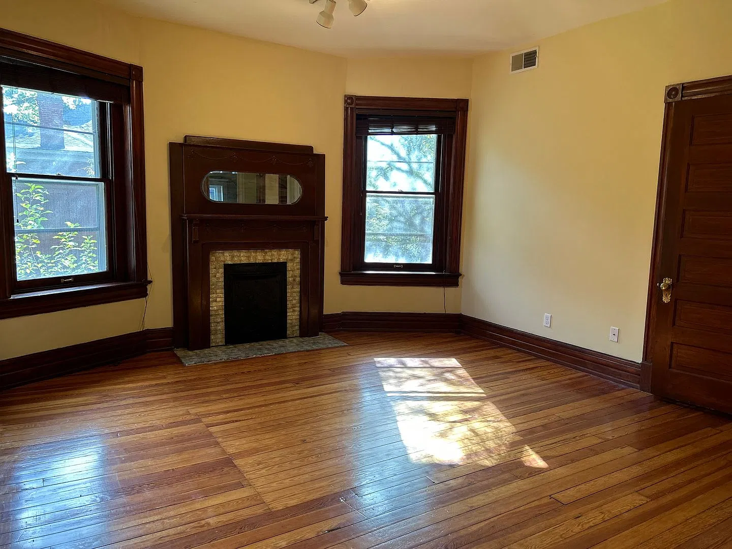 1921 Frankfort Ave — Photo 4