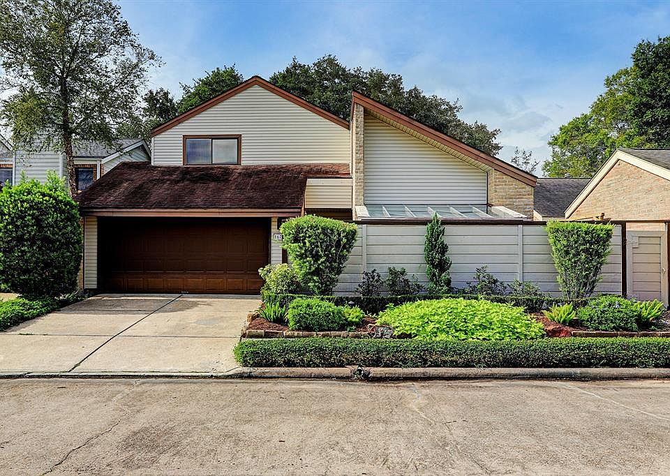 Excellance curb appeal for this patio home located in the heart of Clear Lake