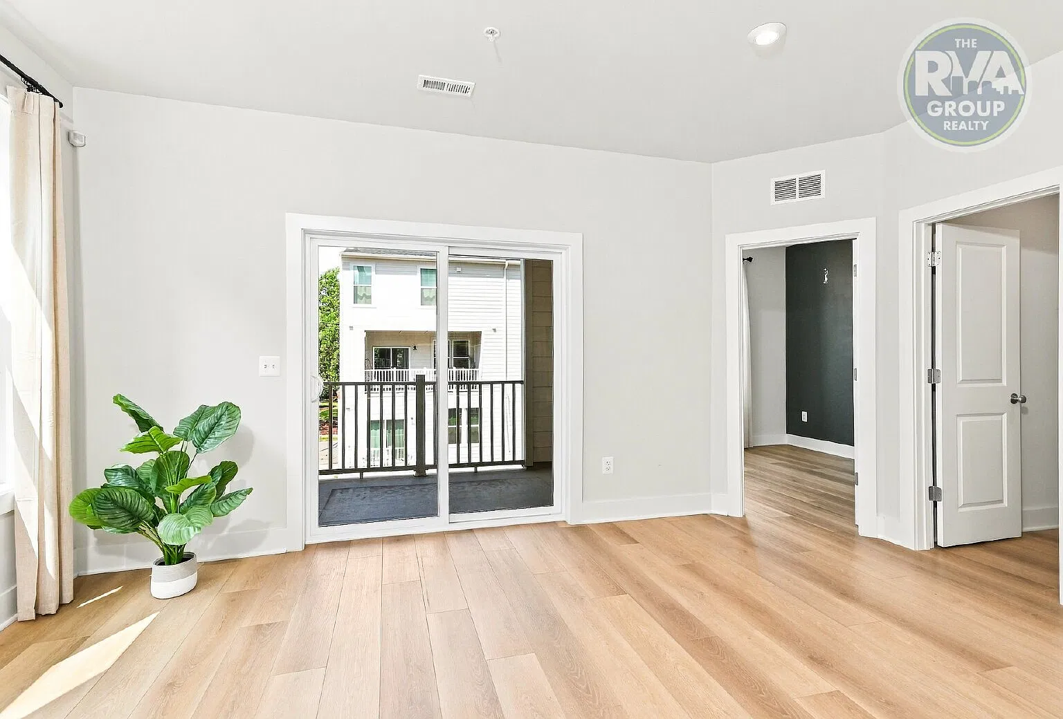 1552 Moore St — Photo 4
