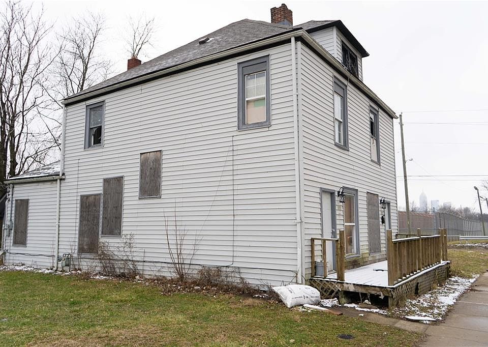 2nd image of 2049 E Michigan St