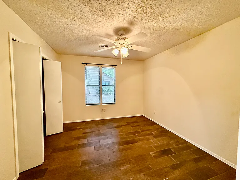930 Century Dr — Photo 16