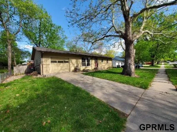 914 Santa Monica Ave, Lincoln, NE 68504
