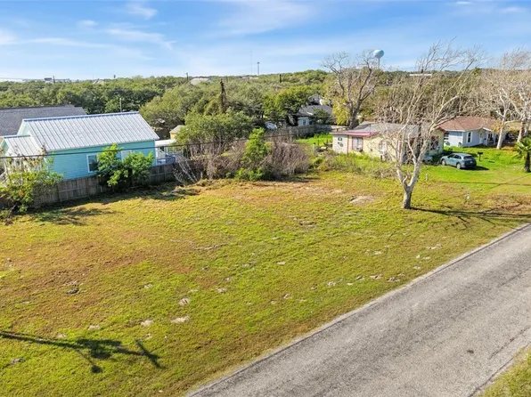 519 E 1st St, Rockport, TX 78382